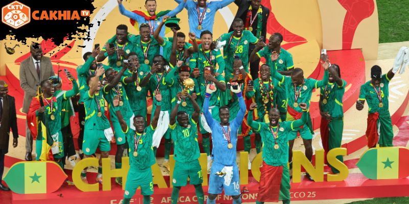 Senegal bước lên đỉnh châu Phi trong đêm nghẹt thở trước Morocco